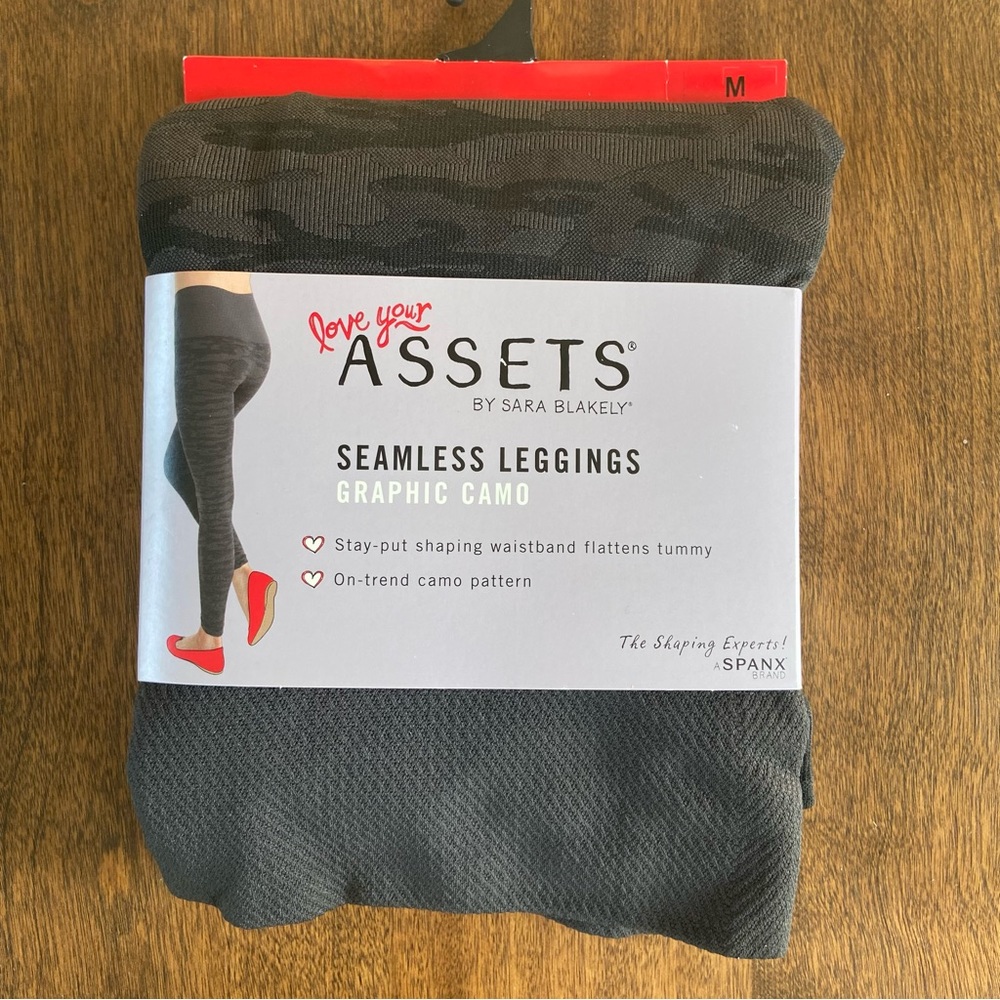 Spanx Assets Seamless Shaping Leggings Size Medium Graphic Camo Pattern NIP